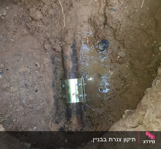 תיקון צינור מים באדמה עם חבק מתכת